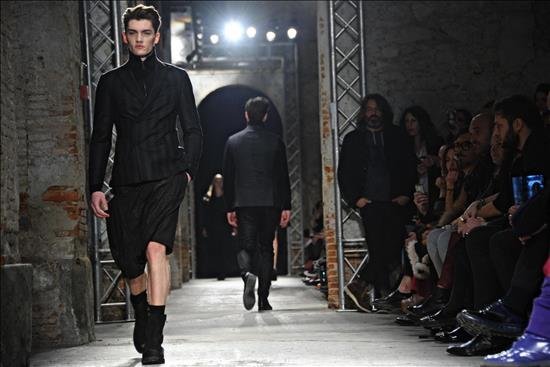 Un modelo presenta una creación de la firma Messagerie durante la 87 edición de la feria Pitti Immagine Uomo, en la Fortezza da Basso, en Florencia, Italia, hoy, miércoles 14 de enero de 2015. Este salón internacional de moda masculina cerrará sus puertas el próximo 16 de enero. EFE
